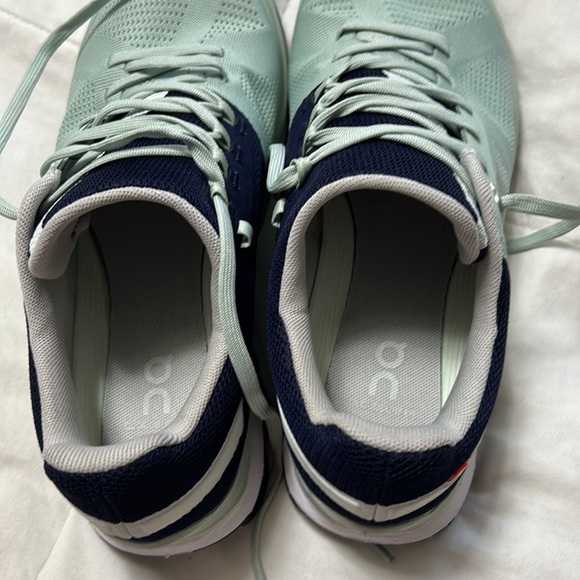 Women’s On Cloud running shoes sz 8 - Picture 3 of 7